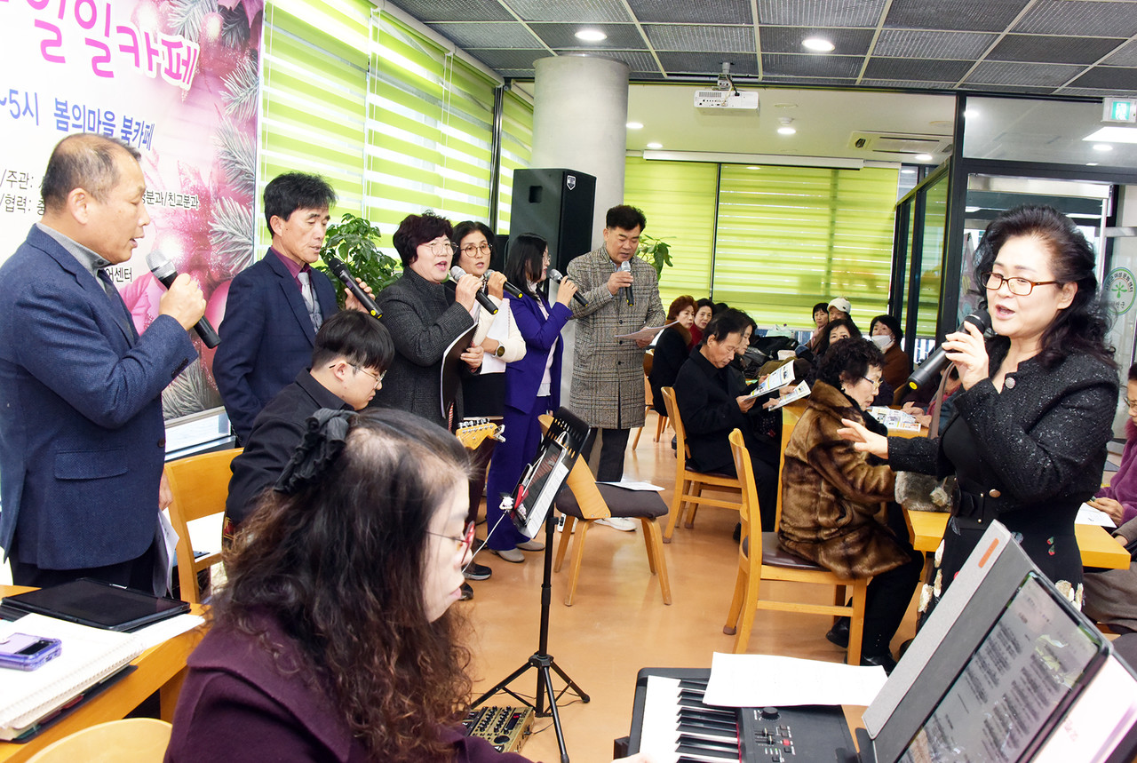 서천군성시화운동본부는 지난 12월 14일 봄의마을 북카페에서 ‘2024 서천성시화와 함께하는 사랑나눔 일일카페’를 개최했다. (사진=세계성시화운동본부 제공)