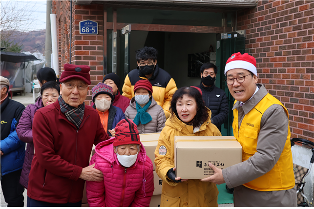 한장총 대표회장 권순웅 목사를 비롯한 봉사자들이 첫 방문지로 독거노인 시설인 남양집을 방문해 성탄 박스를 전달하면서 예수 그리스도의 탄생을 함께 기뻐했다. (사진=한국장로교총연합회 제공)