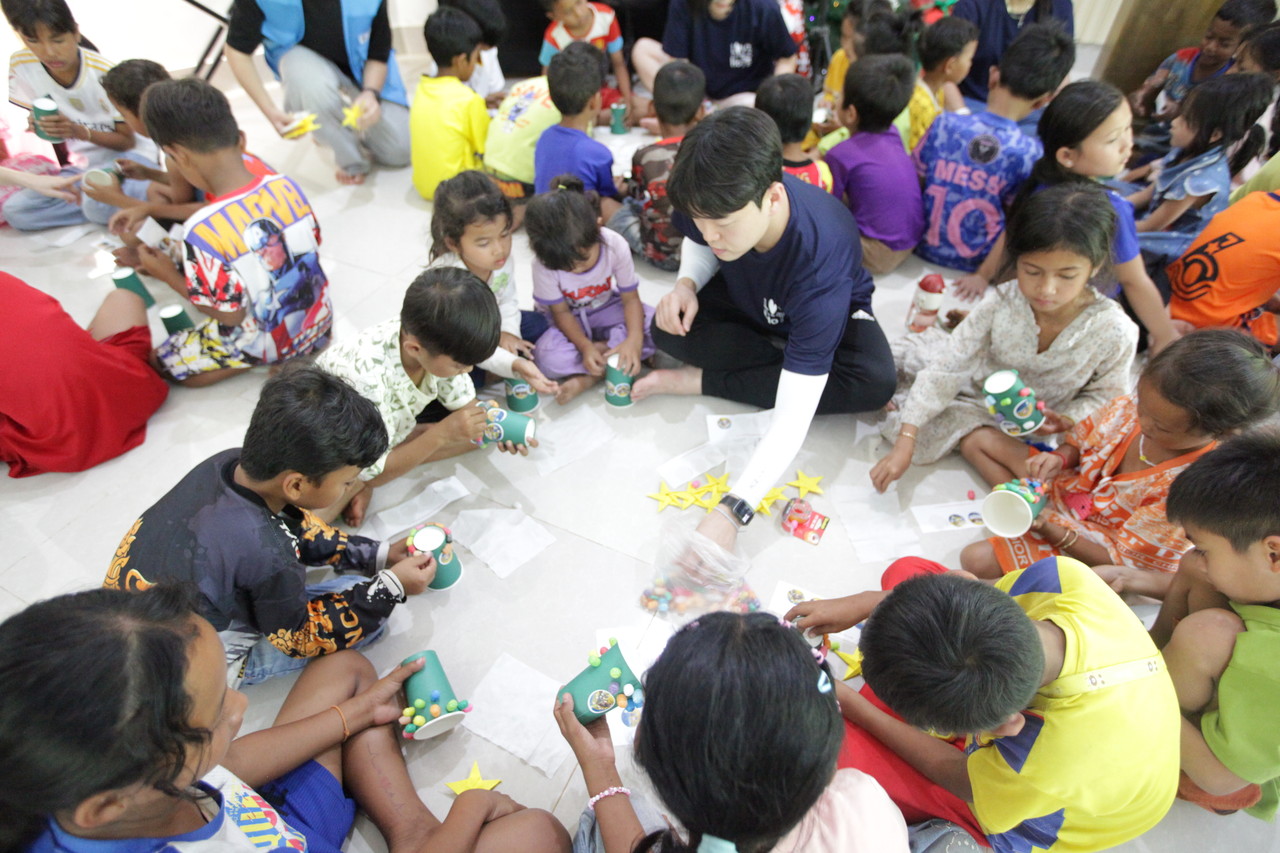 서부교회는 지난 12월 15~21일 캄보디아 단기선교를 진행했다. 사진은 벙뚝초등학교 학생들을 위한 코너별 놀이마당.