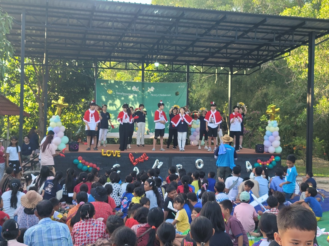 서부교회는 지난 12월 15~21일 캄보디아 단기선교를 진행했다. 사진은 무슬림 마을 주민 초청 마을잔치.