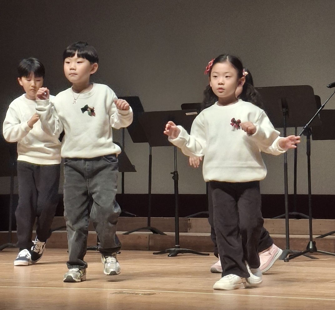 아름다운교회는 지난 12월 21일 양양 문화복지회관에서 ‘제1회 양양군 성탄축하 음악회’를 개최했다.