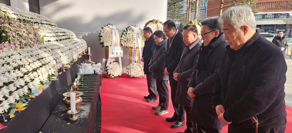 한국장로교총연합회 임원과 총무단들이 지난 1월 3일 서울시청 앞 광장에 마련된 제주항공 여객기 사고 피해자 합동분향소를 방문해 분향하고 돌아왔다. (사진=한국장로교총연합회 제공)