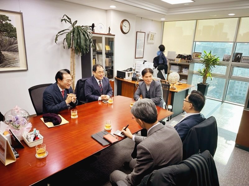 세계성시화운동본부는 1월 9일 국회의원회관에서 더불어민주당 이용선 의원을 만나 '집회와 시위에 관한 법률 개정안'의 문제점을 설명했다. (사진=세계성시화운동본부 제공)