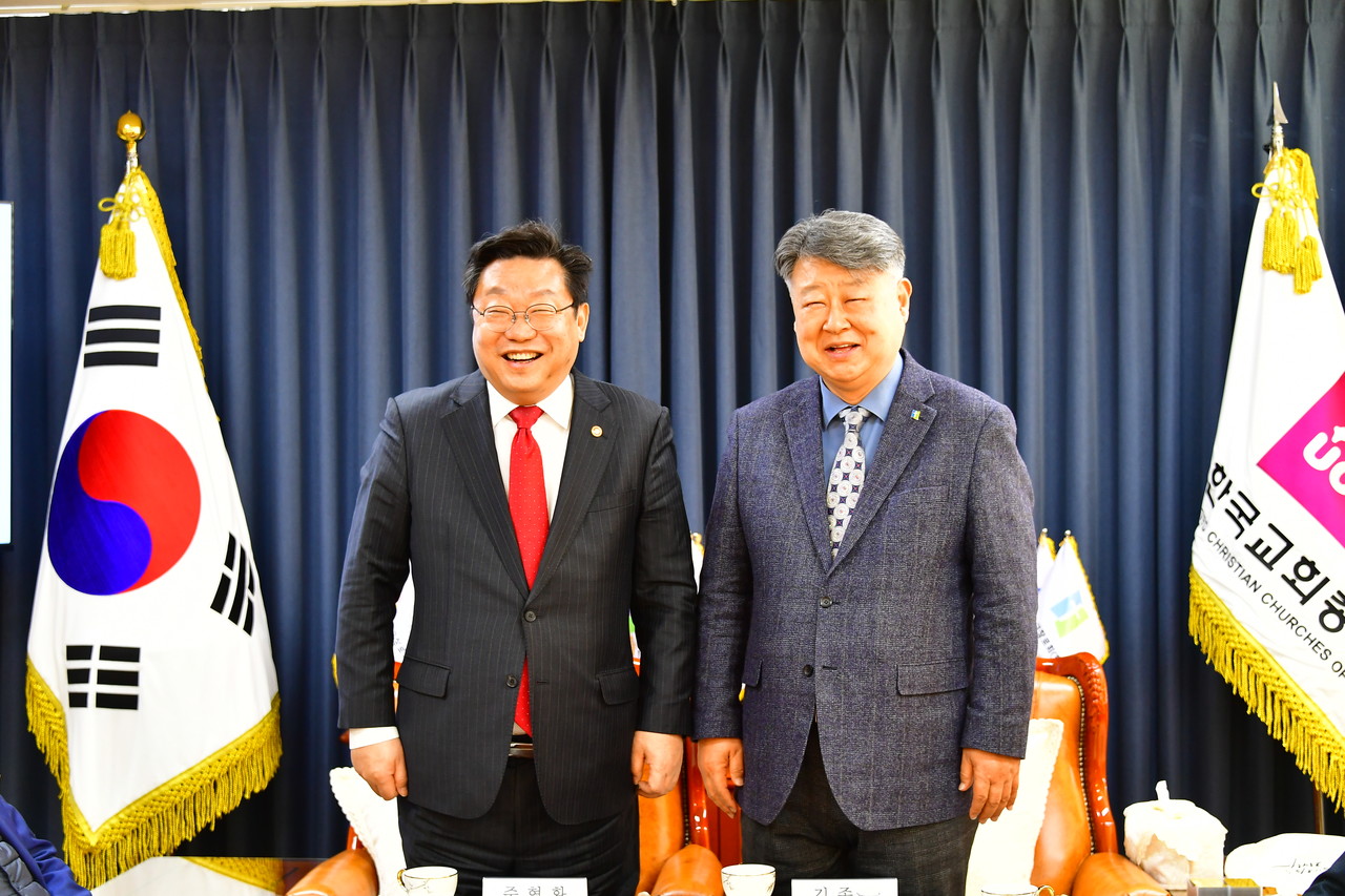 주형환 저출산고령사회위원회 부위원장이 1월 9일 한국교회총연합을 찾아 김종혁 대표회장과 환담을 나눴다. (사진=한국교회총연합 제공)