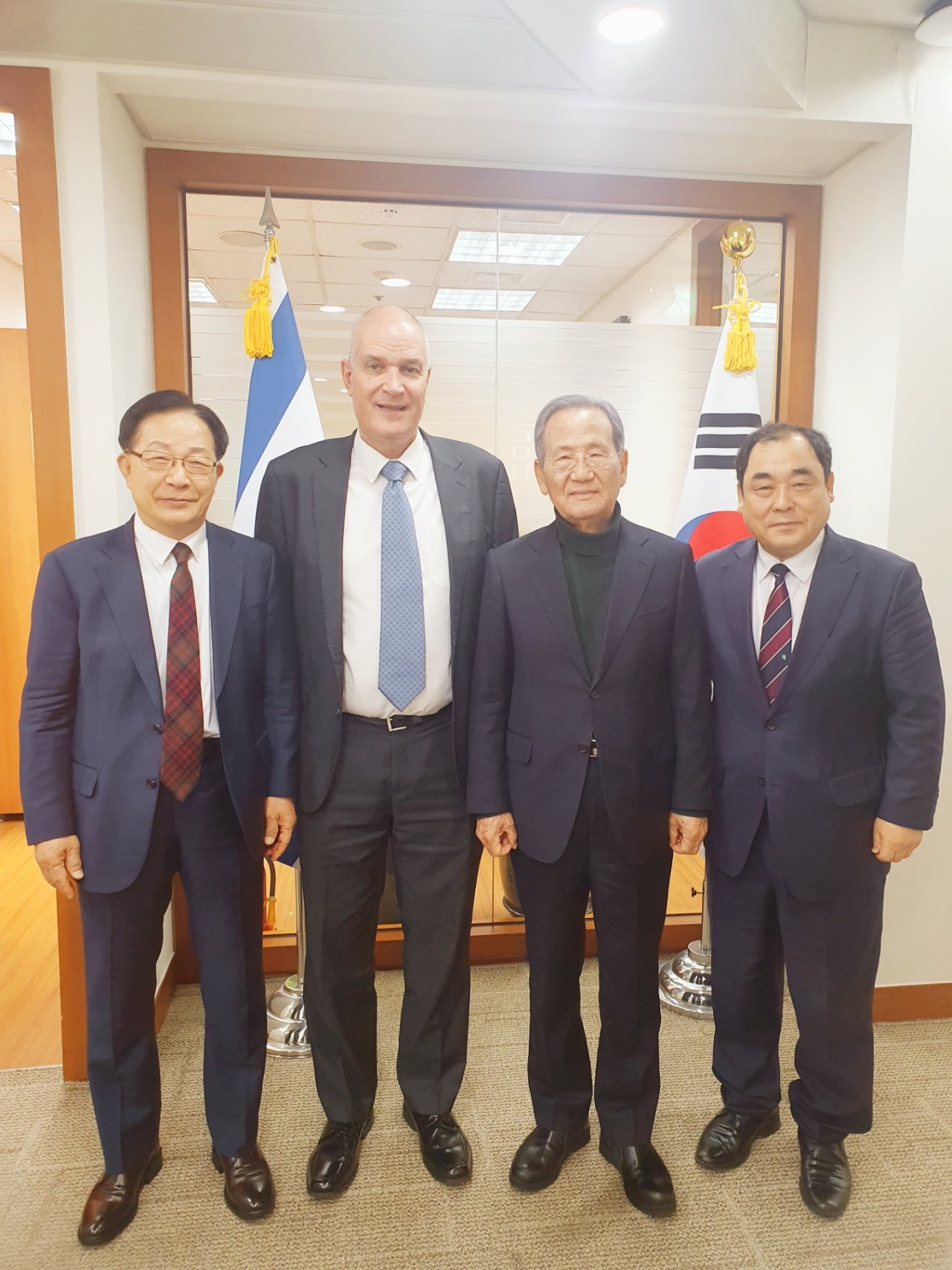 세계성시화운동본부 관계자들은 지난 1월 13일 주한 이스라엘 대사관을 방문해 라파엘 하르파즈 대사와 이스라엘과 중동정세와 관련해 환담을 나눴다. (사진=세계성시화운동본부 제공)