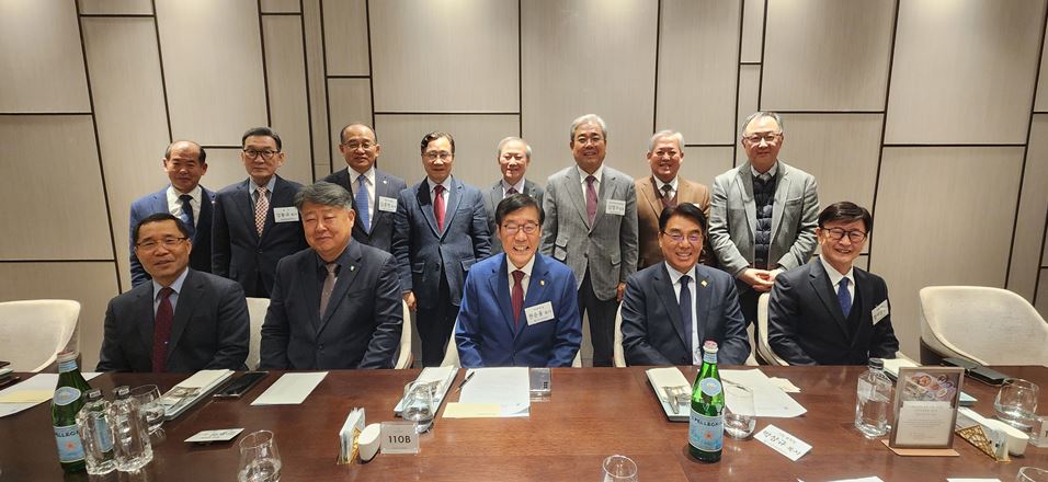한국장로교총연합회 주요 교단장 간담회가 지난 1월 15일 강남의 모처에서 열려 ‘제17회 한국장로교의 날’을 비롯한 한장총 행사에 적극 협력할 것을 약속했다. 앞줄 왼쪽부터 합신 박병선 총회장, 합동 김종혁 총회장, 한장총 권순웅 대표회장, 기장 박상규 총회장, 개혁 정서영 총회장. (사진=한국장로교총연합회 제공)