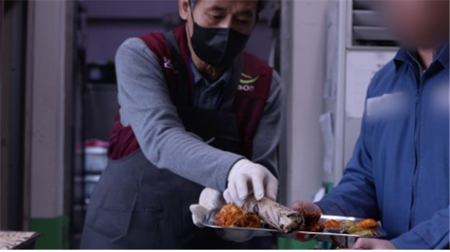 사단법인 본사랑의 최복이 대표와 (재)본월드미션 등 임직원 16명이 지난 1월 21일 소망교도소를 방문해 사랑의 음식 나눔 행사를 진행했다. (사진=소망교도소 제공)