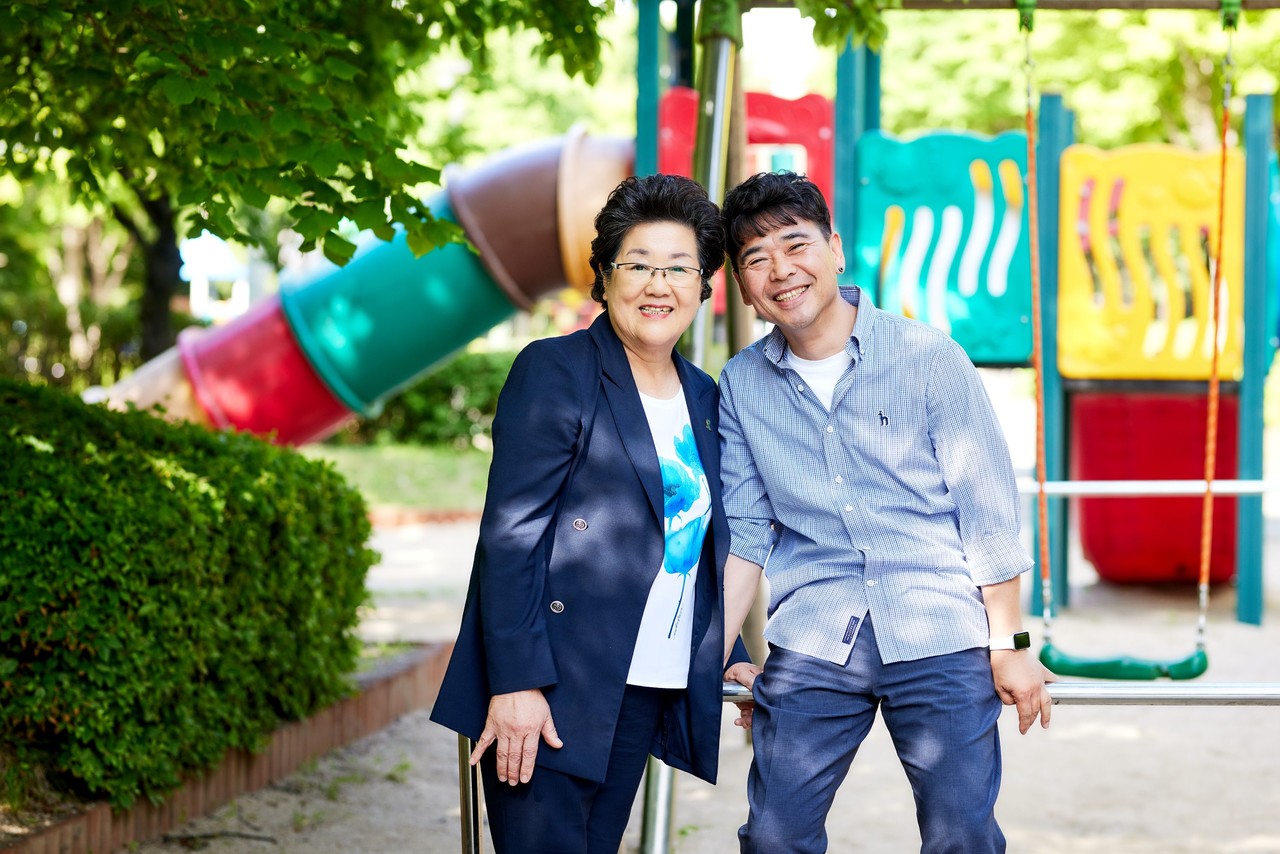 환하게 웃고 있는 최초의 신장기증인 모자 엄해숙 윤현중 모자. (사진=사랑의장기기증운동본부 제공)