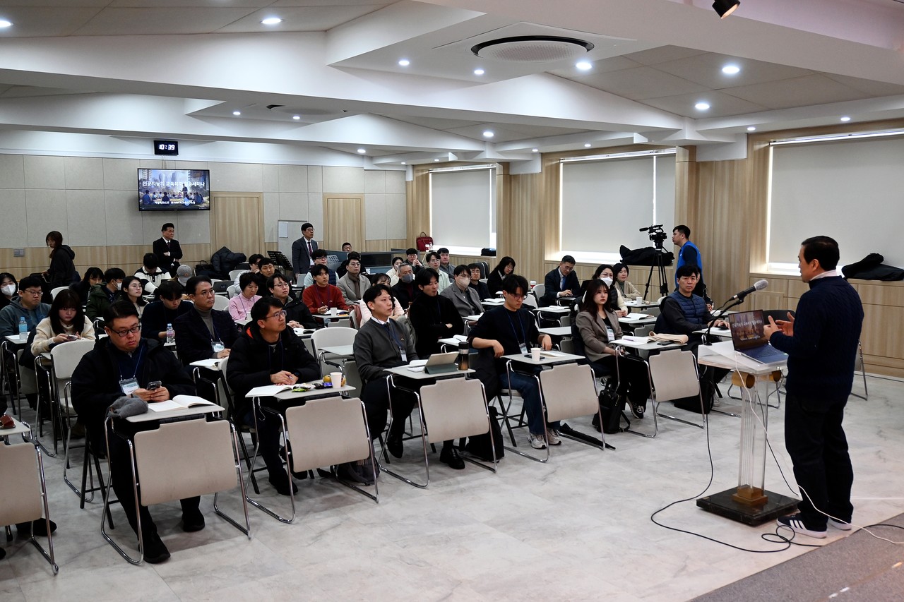 대한기독교교육협회는 지난 2월 7일 연동교회에서 ‘인공지능(AI) 시대의 다음세대 사역 전략’을 주제로 ‘2025년 신년 다음세대 사역자 원데이 세미나’를 개최했다. 사진은 마상욱 목사가 강의하고 있는 모습.