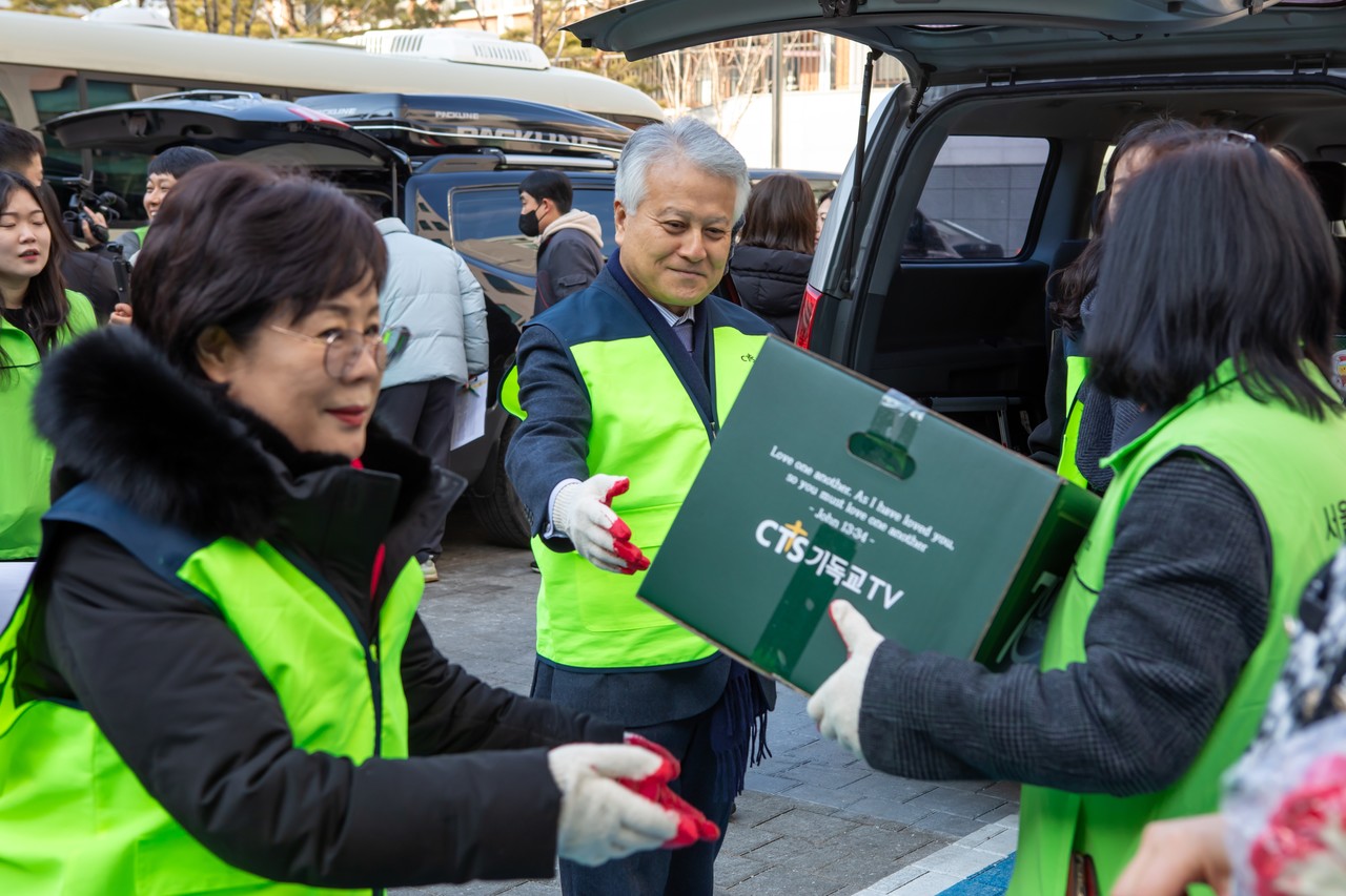 CTS기독교TV는 2월 10일 서울특별시사회복지협의회에서 서울시 취약 계층을 위한 ‘7000미라클 박스 기부 전달식’을 진행했다. (사진=CTS기독교TV 제공)