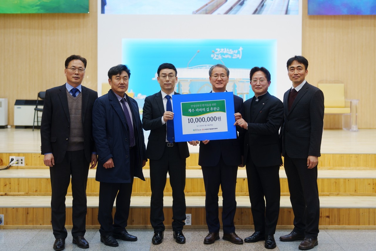 지난 1월 19일 군산서문교회 장지산 목사(오른쪽 세 번째)가 전북지부 문병호 본부장에게 후원금을 전달하고 있다. (사진=사랑의장기기증운동본부 제공)