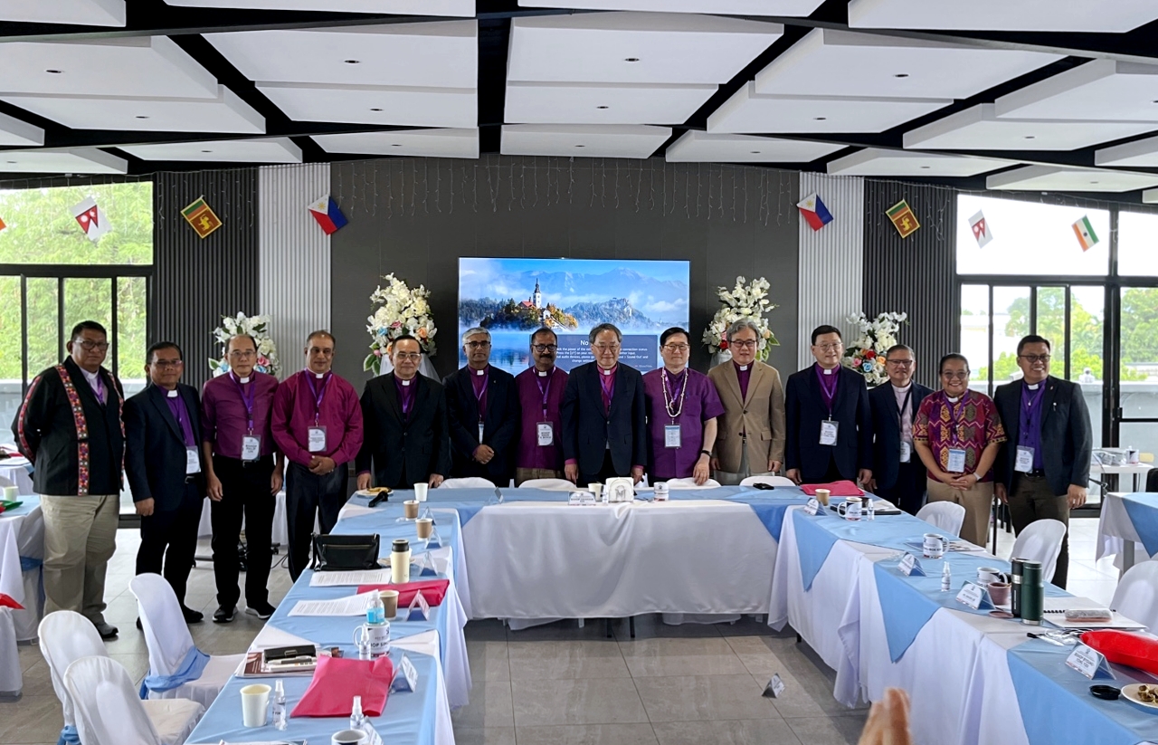 필리핀 클락에서 2월 18일부터 20일까지 3일간 아시아감리교협의회가 열렸다. 기감 김정석 감독회장과 김성복 감독(서울연회), 유병용 감독(서울남연회), 우광성 감독(동부연회)을 비롯한 각 국의 감독들이 기념촬영에 임하고 있다. (사진=기독교대한감리회 제공)