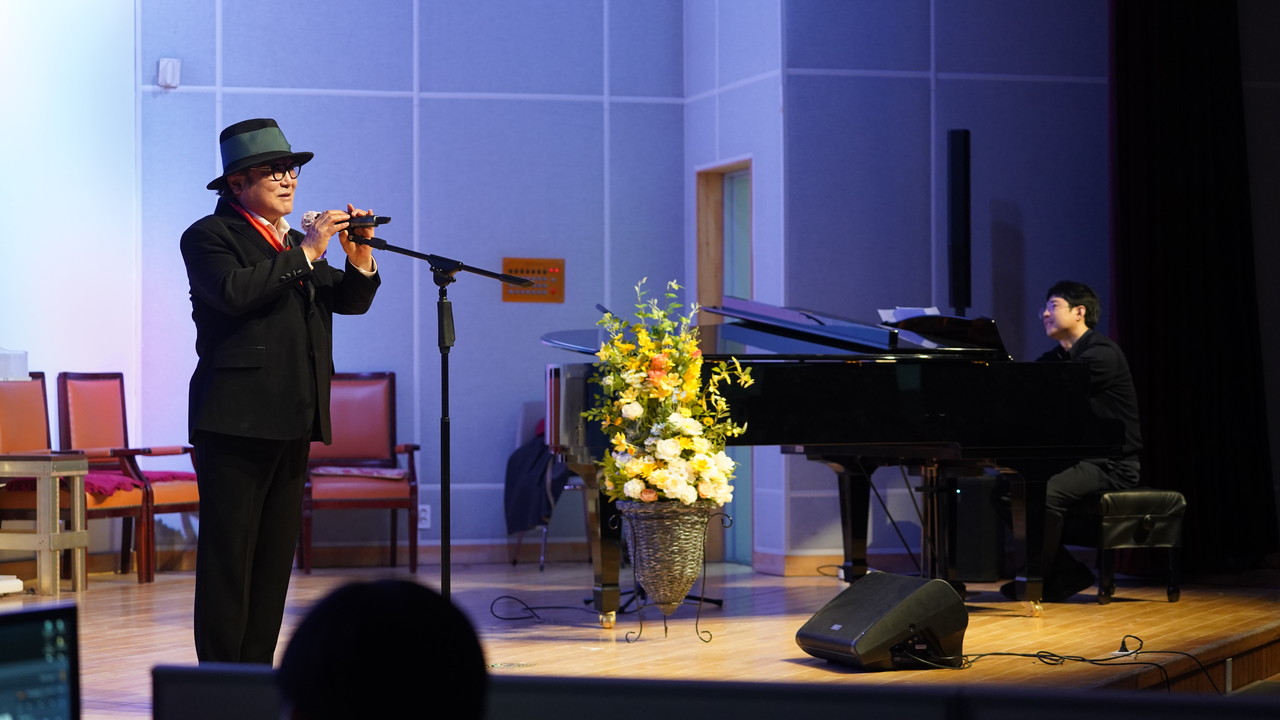 최훈조 원로목사가 지난 2월 25일 소망교도소 화요문화행사에서 공연을 펼치고 있다. (사진=소망교도소 제공)