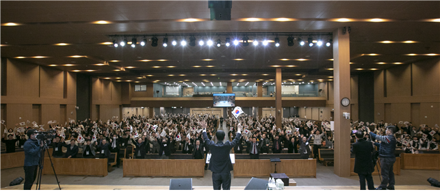 한국장로교총연합회가 주최한 3.1절 기념예배가 지난 1일 오전 주다산교회에서 거행된 가운데 권순웅 대표회장의 선창에 따라 태극기를 들고 만세삼창을 외쳤다. (사진=한국장로교총연합회 제공)