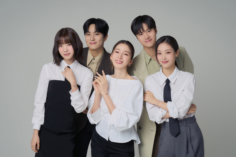 월드비전과 사람엔터테인먼트가 함께 전쟁 피해 아동 지원을 위한 ‘2025 기브어나이스데이’ 캠페인을 전개한다. 사진은 사람엔터테인먼트 소속 아티스트 (왼쪽부터) 윤소희, 정건주, 아이린, 공명, 최희진. (사진=월드비전 제공)