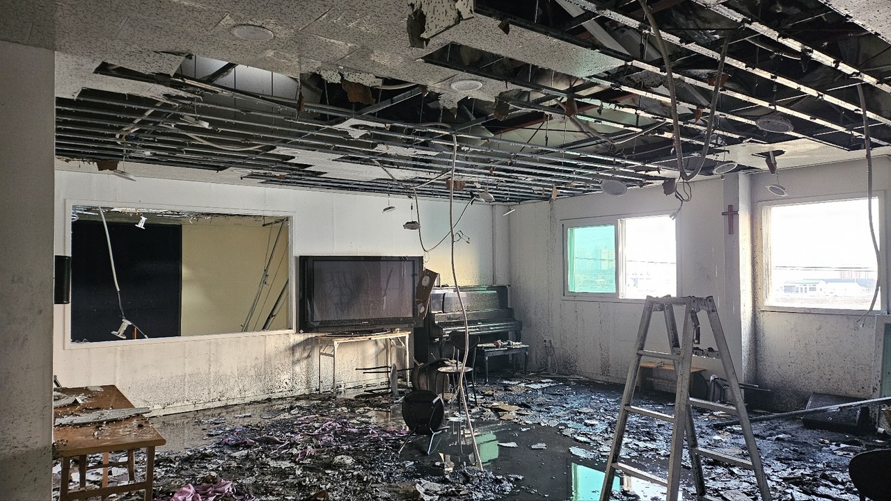 경기동지방 올바른교회가 예배당 내부에서 용접 작업을 하던 중 화재가 발생해 큰 피해를 입었다.