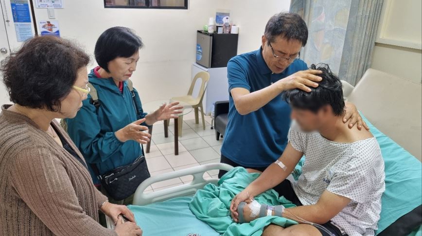 현지 선교사들이 사고 후 회복 중인 CTS 제작진을 위해 기도하고 있다. (사진=CTS기독교TV 제공)