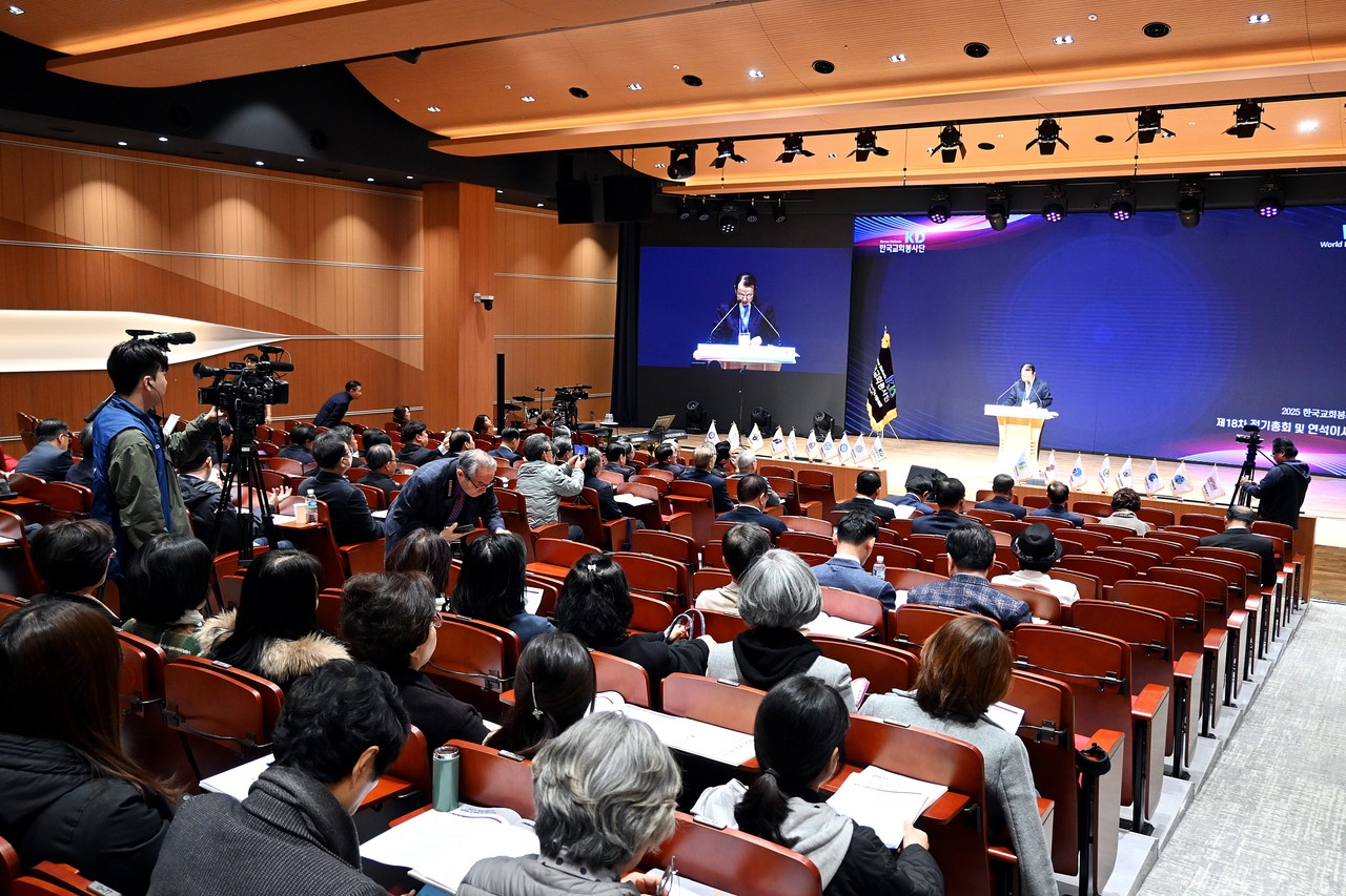 한국교회봉사단은 3월 12일 큰은혜교회에서 제18차 정기총회 및 제24차 한국기독교사회복지협의회·제14차 월드디아코니아 연석이사회를 개최했다.
