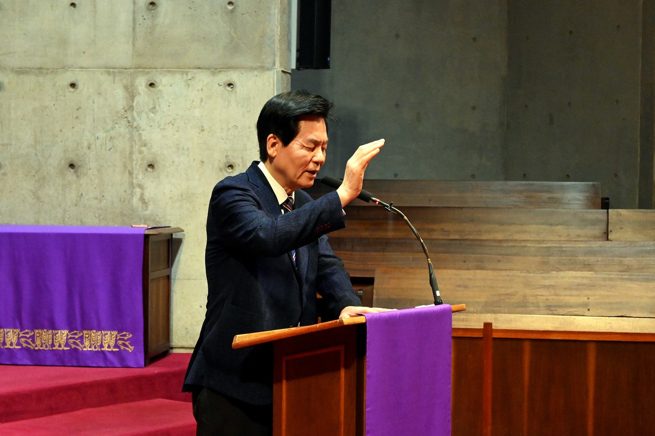 한국복음주의협의회는 3월 14일 경동교회에서 ‘3.1운동에서 본 현 시국’을 주제로 월례 조찬기도회 및 발표회를 개최했다. 사진은 축도 중인 이정익 목사.