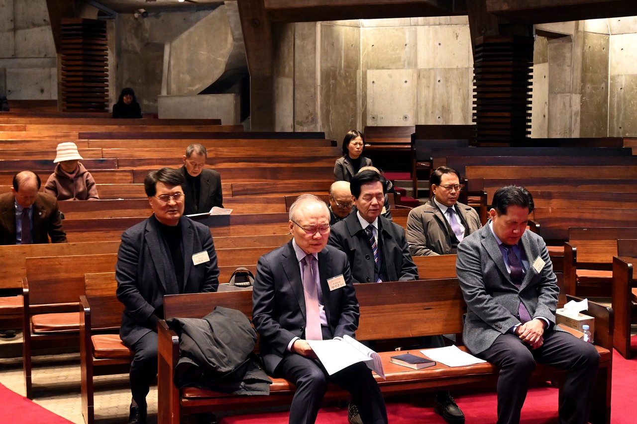 한국복음주의협의회는 3월 14일 경동교회에서 ‘3.1운동에서 본 현 시국’을 주제로 월례 조찬기도회 및 발표회를 개최했다. 사진은 기도 중인 참석자들.
