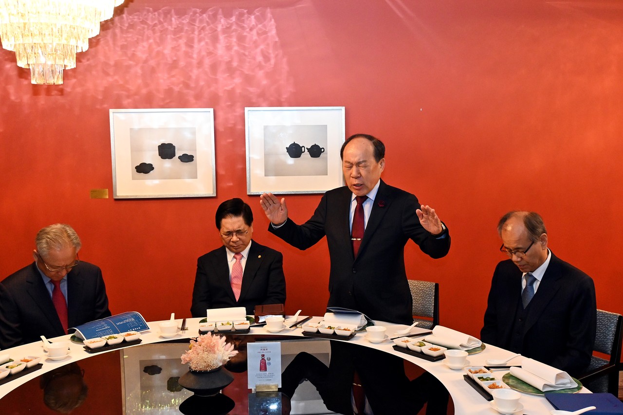 웨슬리언교단장협의회는 지난 3월 13일 앰버서더 서울 풀만 호텔에서 정기모임을 개최했다. 사진은 축도 중인 류승동 총회장.