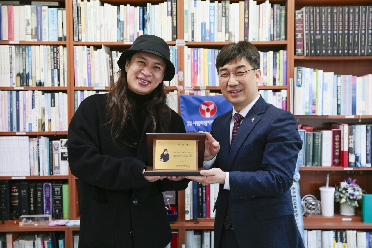 생명나눔 홍보대사로 위촉된 드러머 리노와 본부 김동엽 상임이사. (사진=사랑의장기기증운동본부 제공)