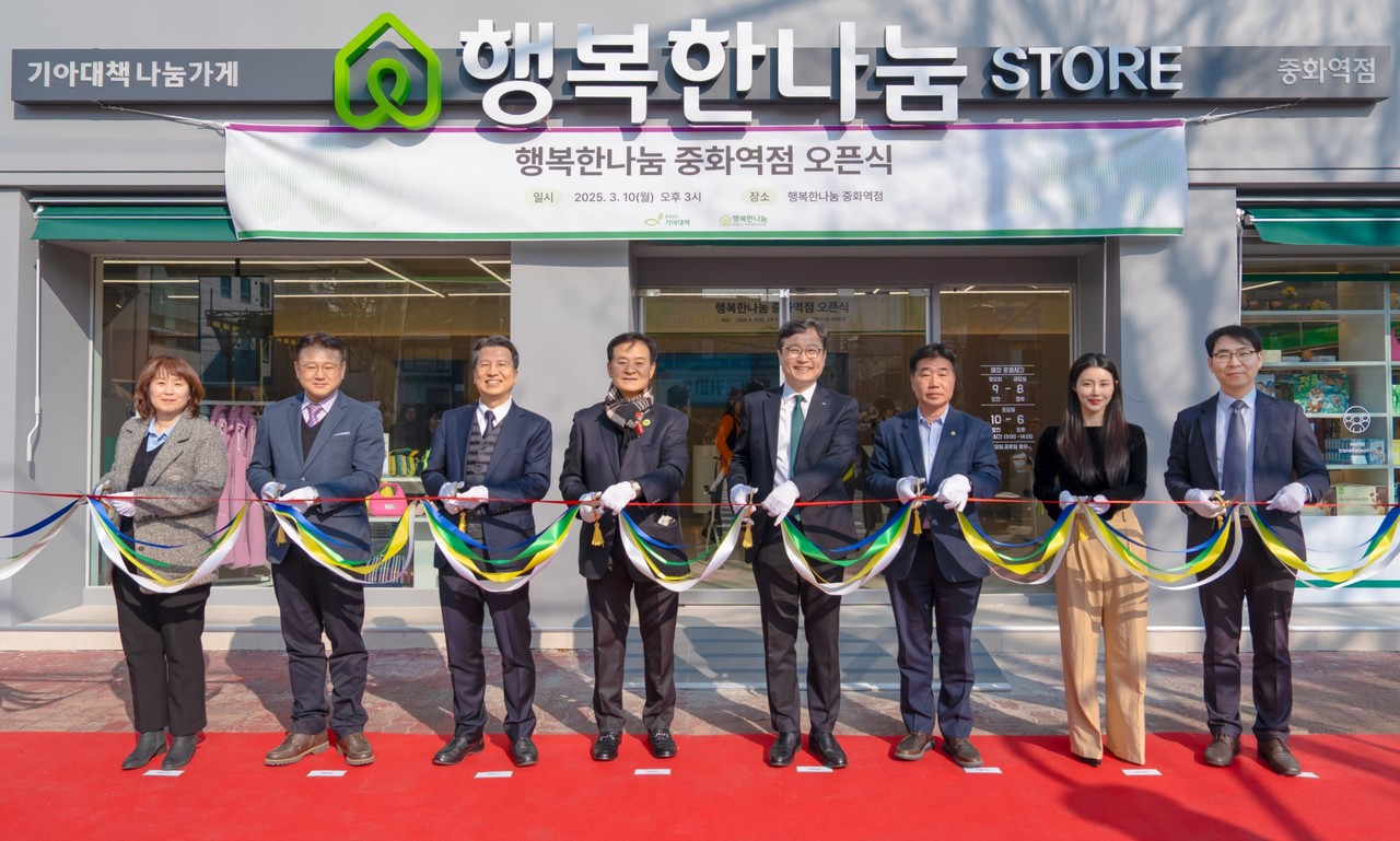 희망친구 기아대책은 지난 3월 10일 탈북민 자립지원 2호 매장 ‘행복한나눔 중화역점’ 오픈식을 진행했다.희망친구 기아대책 최창남 회장(왼쪽에서 5번째)과 남북하나재단 이주태 사무총장(왼쪽에서 6번째)이 기념사진을 촬영하고 있다. (사진=희망친구 기아대책 제공)