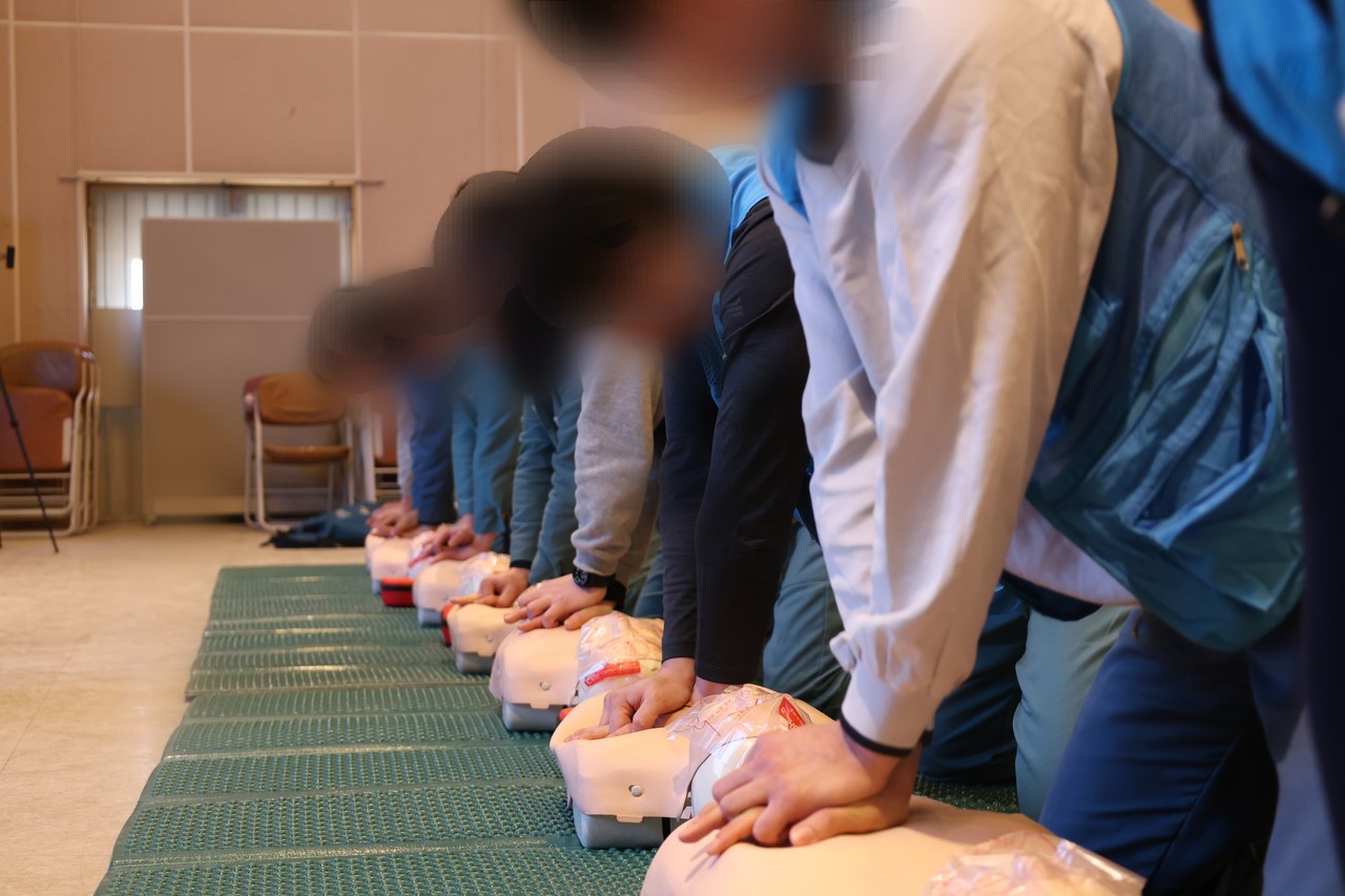 소망교도소는 지난 3월 19일 대한적십자사 경기도지사 보건안전교육팀과 함께 심폐소생술 교육을 진행했다. (사진=소망교도소 제공)