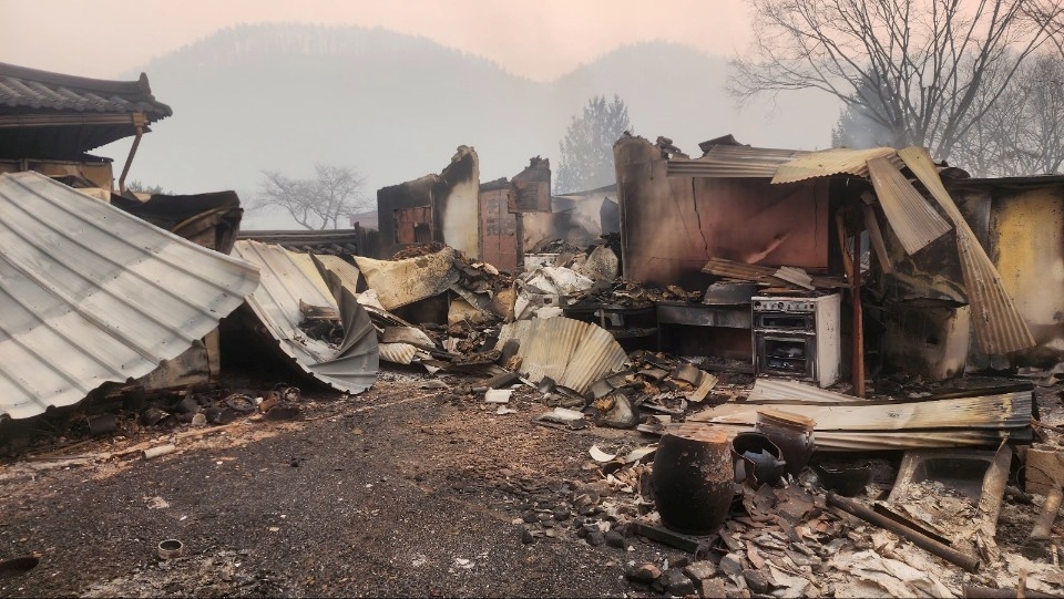 기아대책은 경남·경북 지역에서 발생한 대형 산불로 피해를 입은 가정을 돕기 위해 총 5억 원 규모의 긴급구호를 진행한다. (사진=희망친구 기아대책 제공)