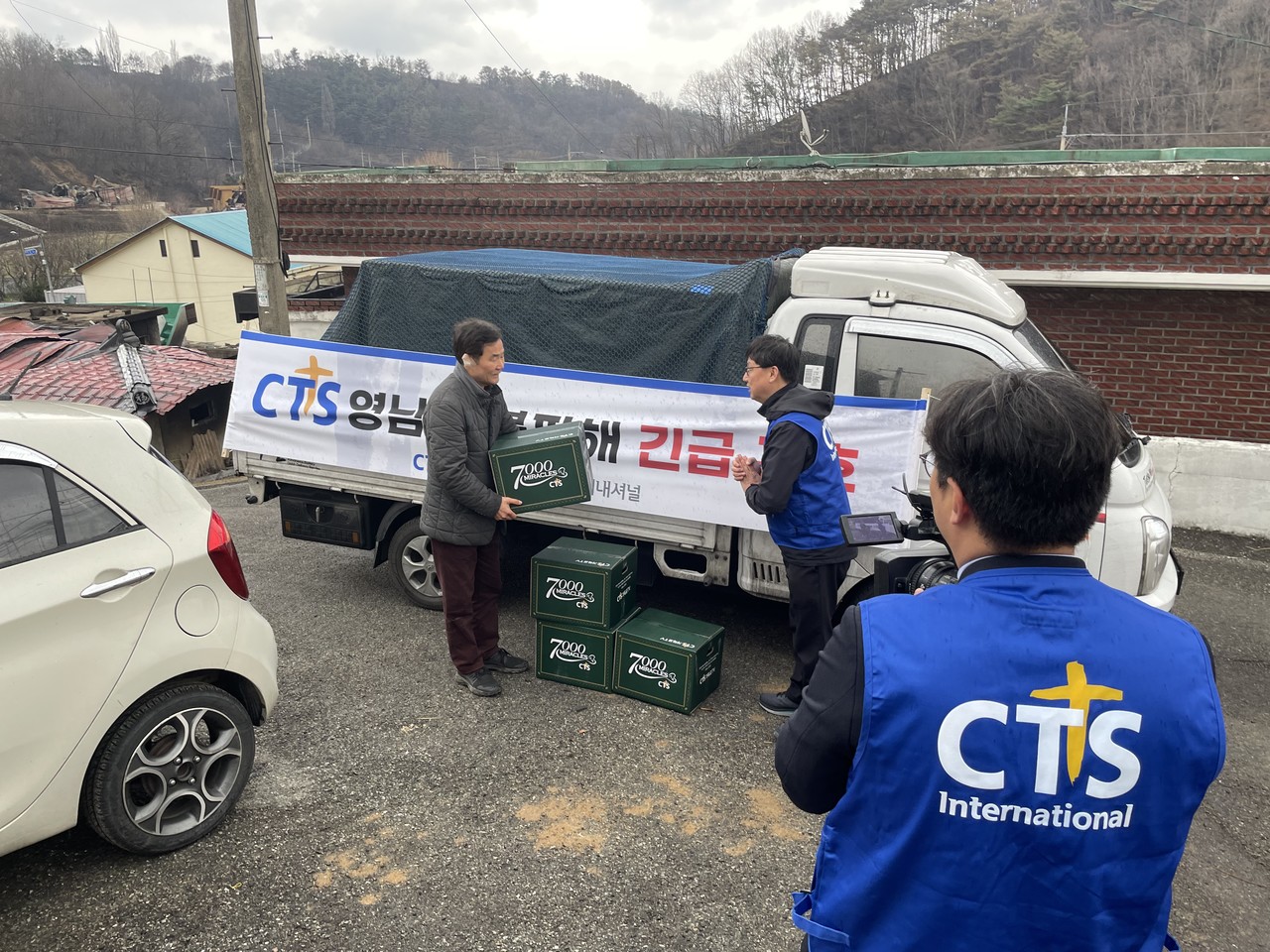 긴급구호물품을 전달하는 모습. (사진=CTS기독교TV 제공)