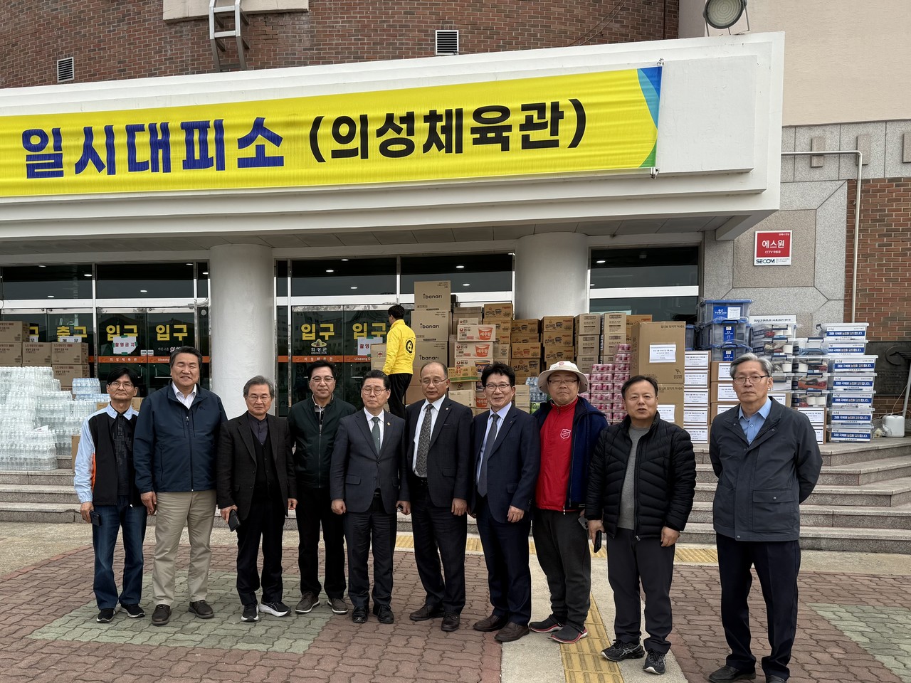 한국교회총연합은 3월 28일 경북 의성 산불 피해현장을 방문해 피해 주민들을 위로하고 긴급구호금을 전달했다. (사진=한국교회총연합 제공)