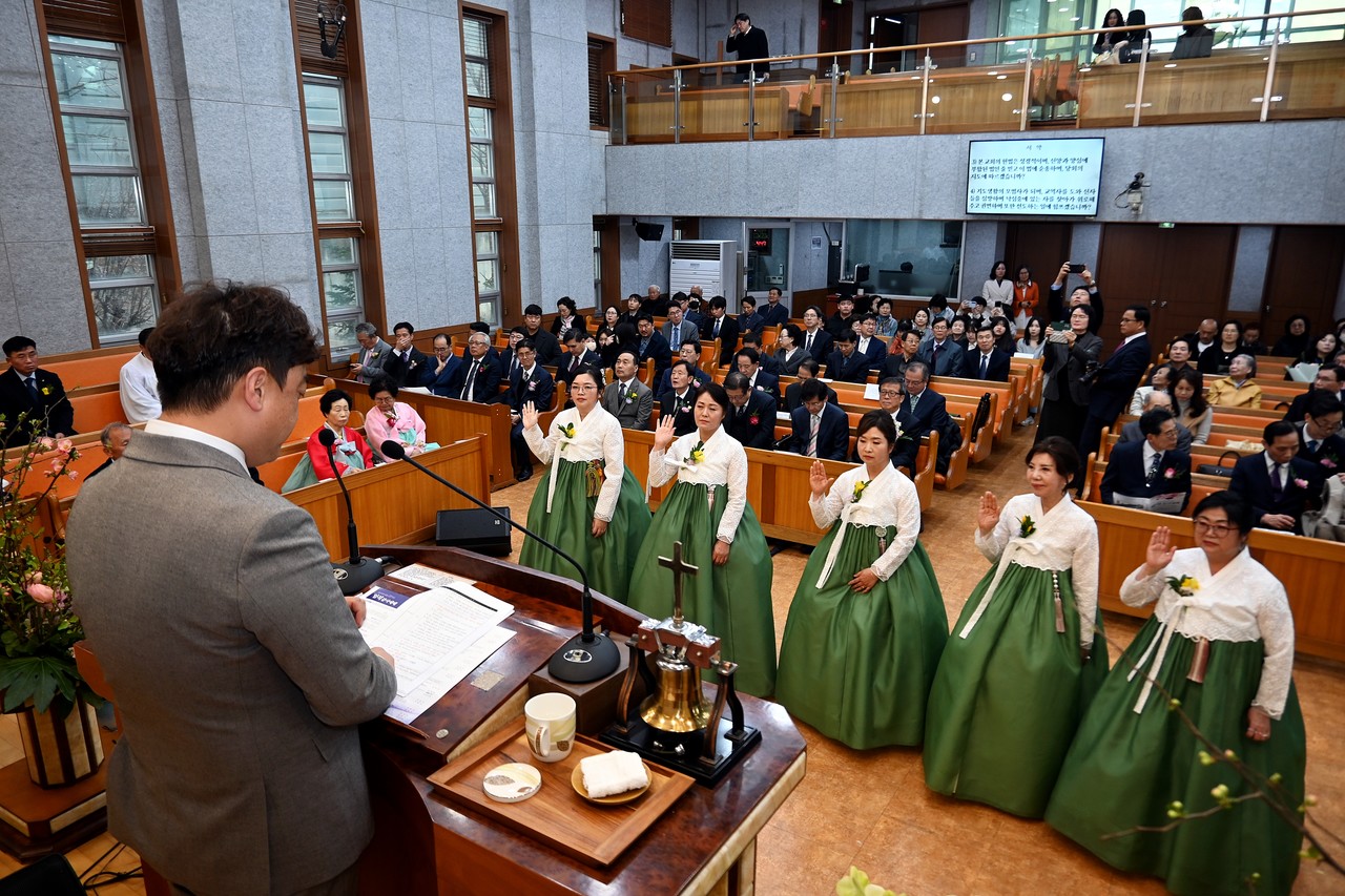 성산교회는 3월 30일 설립 75주년 기념 임직감사예배를 드리고 교회 부흥을 책임질 헌신자들을 세웠다.