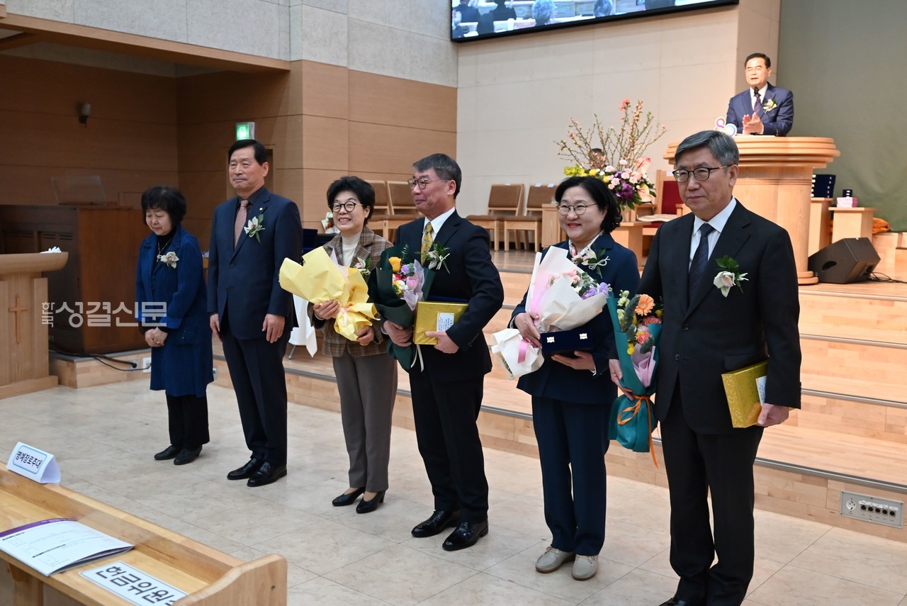 왼쪽 부터 최현기 원로장로 부부, 신동수 명예장로 부부, 김긍용 명예장로 부부