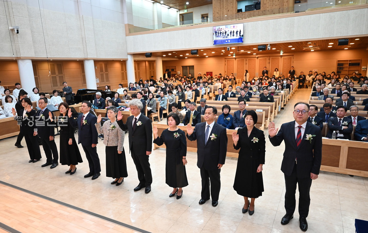 충무교회 80주년에 신임 장로로 세움받은  오지환 권순열 양희석 이경조 조원희 장로 부부가 서약하는 모습.