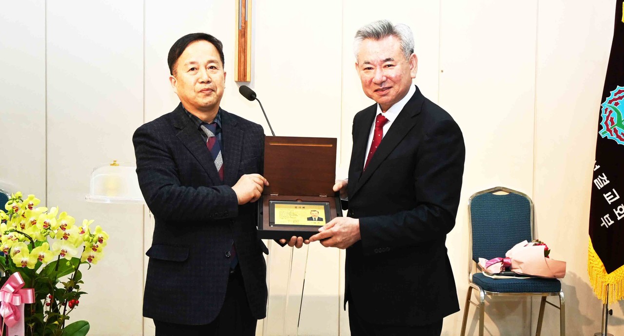 신임 운영위원장 하봉호 장로가 직전 운영위원장 김용태 장로에게 공로패를 전달하고 있다.