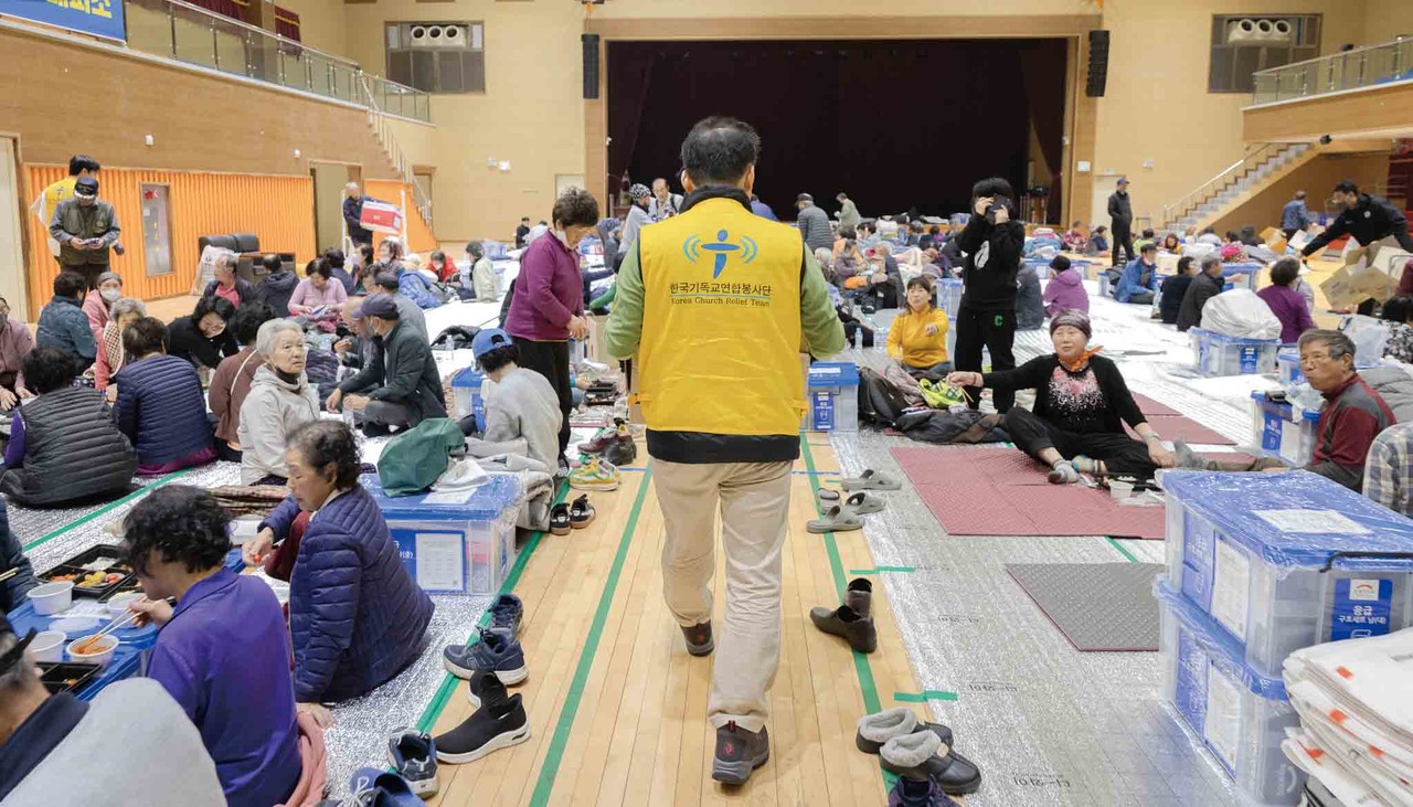 한국교회가 최근 일어난 화재 피해 복구와 지원에 나섰다. 사진은 한국기독교연합봉사단 구호 모습.