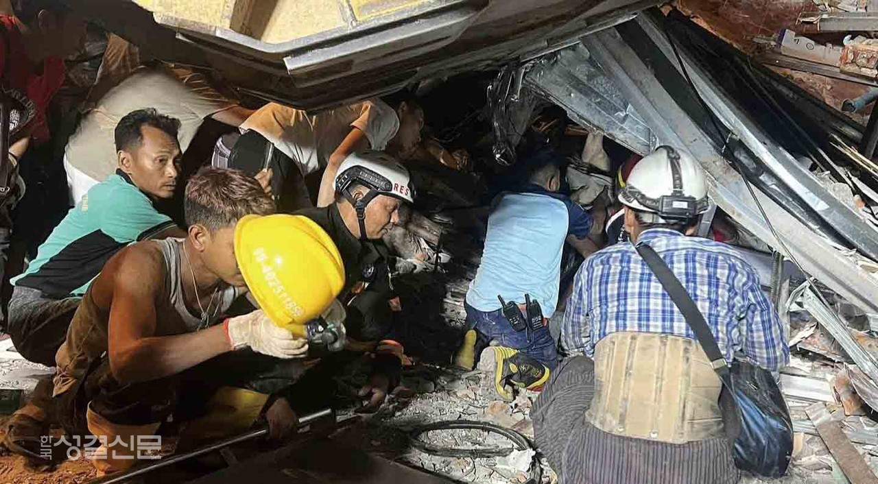 미얀마 강진으로 만델라이 도시가 폐허가 됐다. 실로암교회 출신 피터 집사와 삐앙 집사가 보내온 현장 사진.