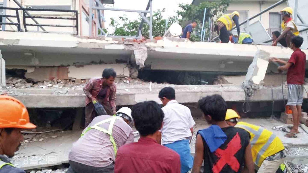 미얀마 강진으로 만델라이 도시가 폐허가 됐다. 실로암교회 출신 피터 집사와 삐앙 집사가 보내온 현장 사진.