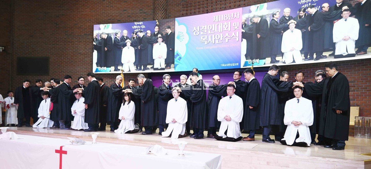 신임 목사들이 지난 4월 3일 열린 성결인대회 및 목사안수식에서 안수를 받고 있다. 이날 신임 목사 100명이 안수를 받고 성결복음 전파를 다짐했다.