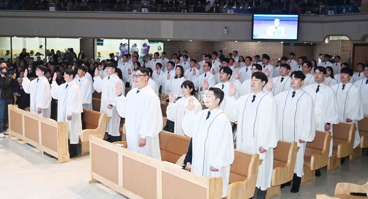 신임 목사들이 소명에 종신토록 헌신할 것을 서약하고 있다.