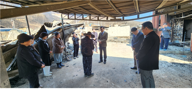 권순웅 한국장로교총연합회 대표회장이 이번 산불로 교회와 사택이 전소된 청송 성지교회를 위해 기도하고 있다. (사진=한국장로교총연합회 제공)