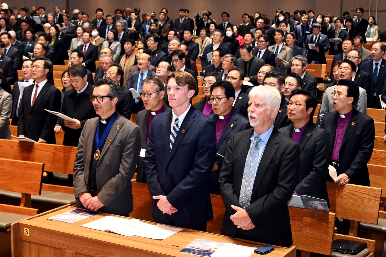 기감·예장통합·예장합동은 지난 4월 3일 새문안교회에서 한국선교 140주년 기념예배를 드렸다. 사진은 언더우드(왼쪽에서 첫번째)와 아펜젤러 선교사(왼쪽에서 두번째) 후손들.