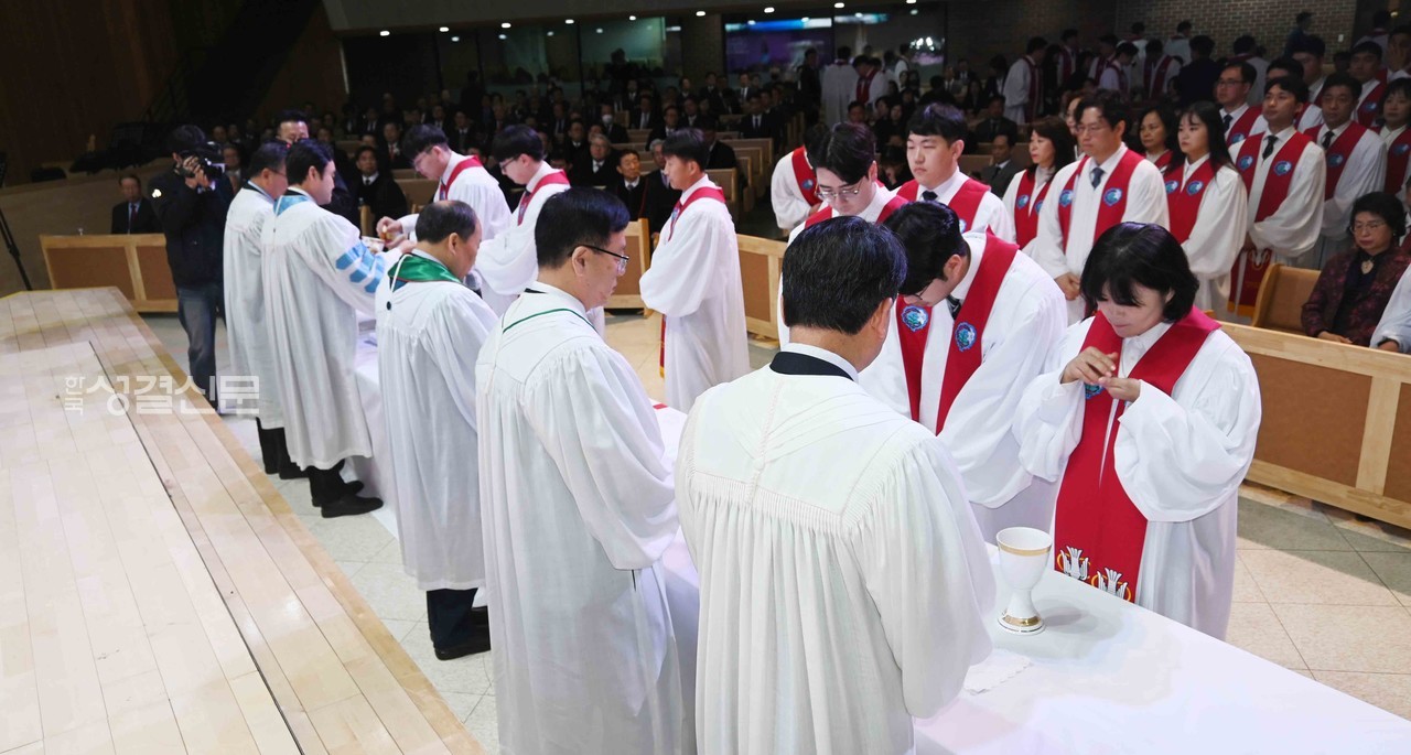 목사안수 후 첫 성례전.