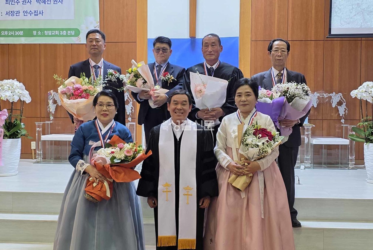 청암교회 임직자들과 이영택 목사.