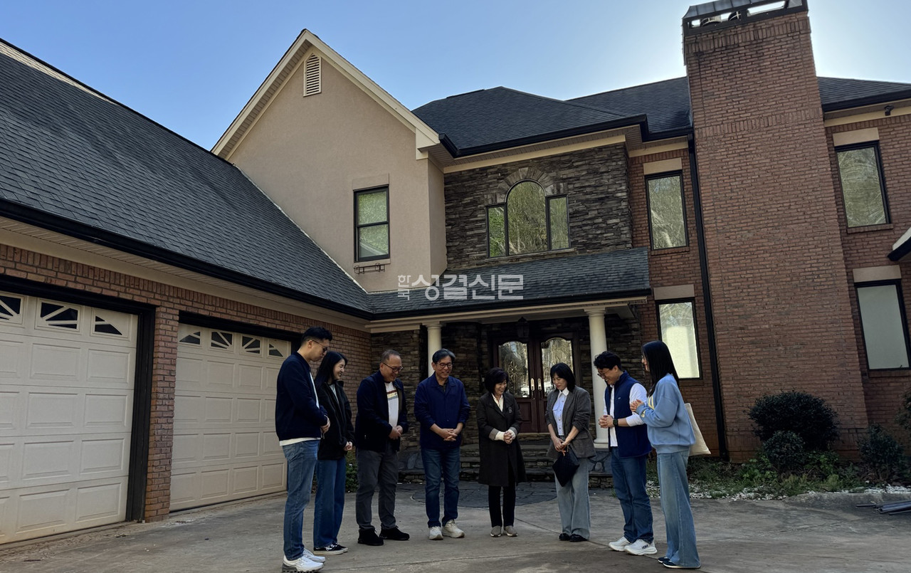 안선홍 목사와 성도들이 선교사 훈련원 앞에서 기도하고 있다.