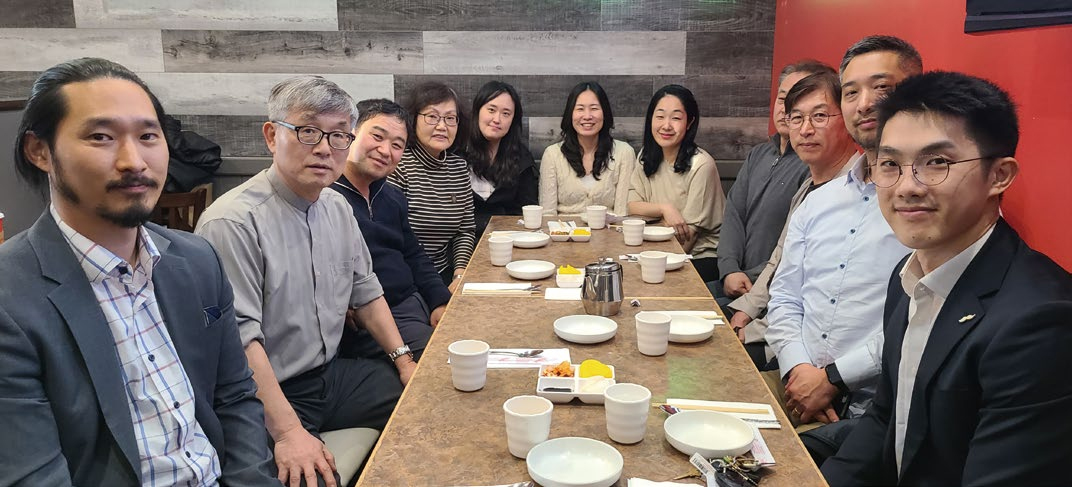 상준신학대학원 허천회 박사와 신대원생들.