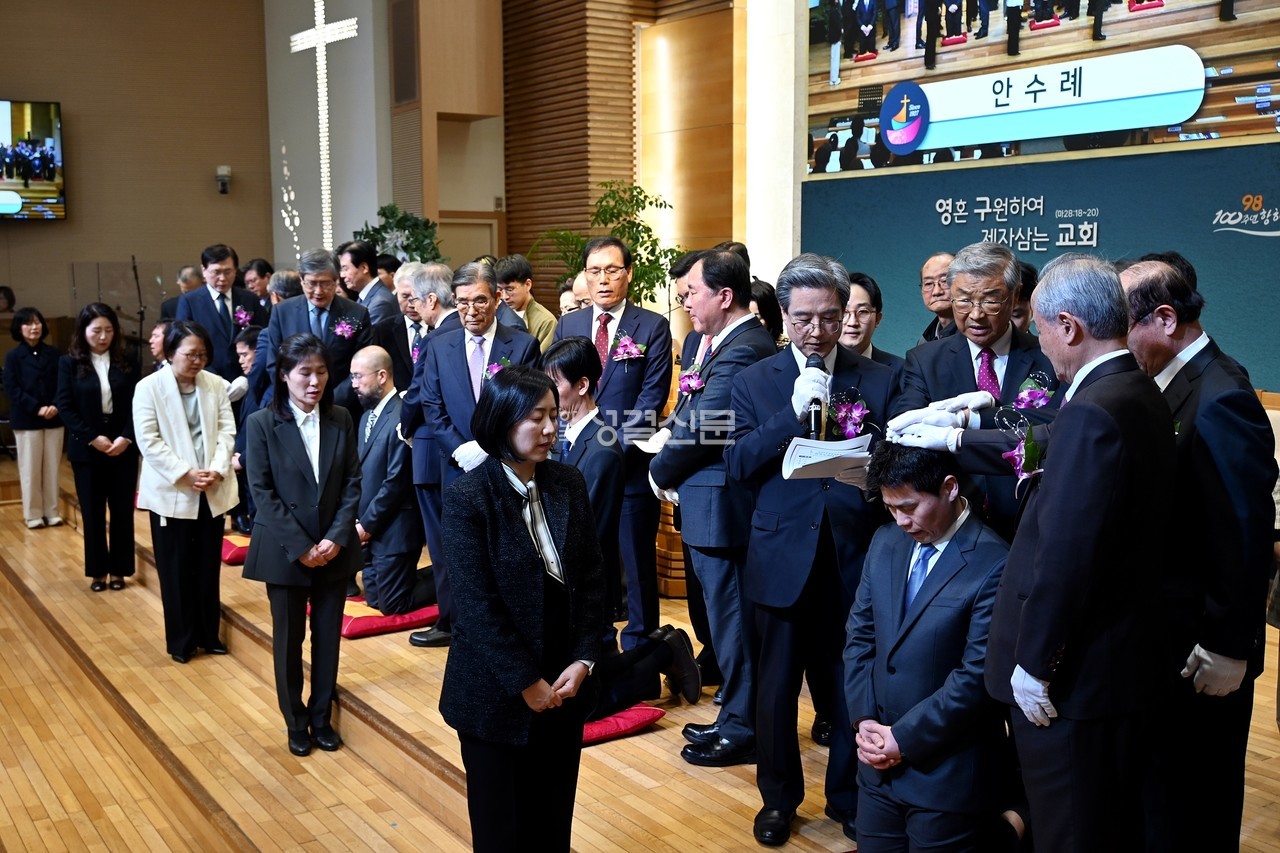 신덕교회는 창립 98주년을 맞아 4월 13일 임직감사예배를 드리고 새 일꾼들을 세웠다.