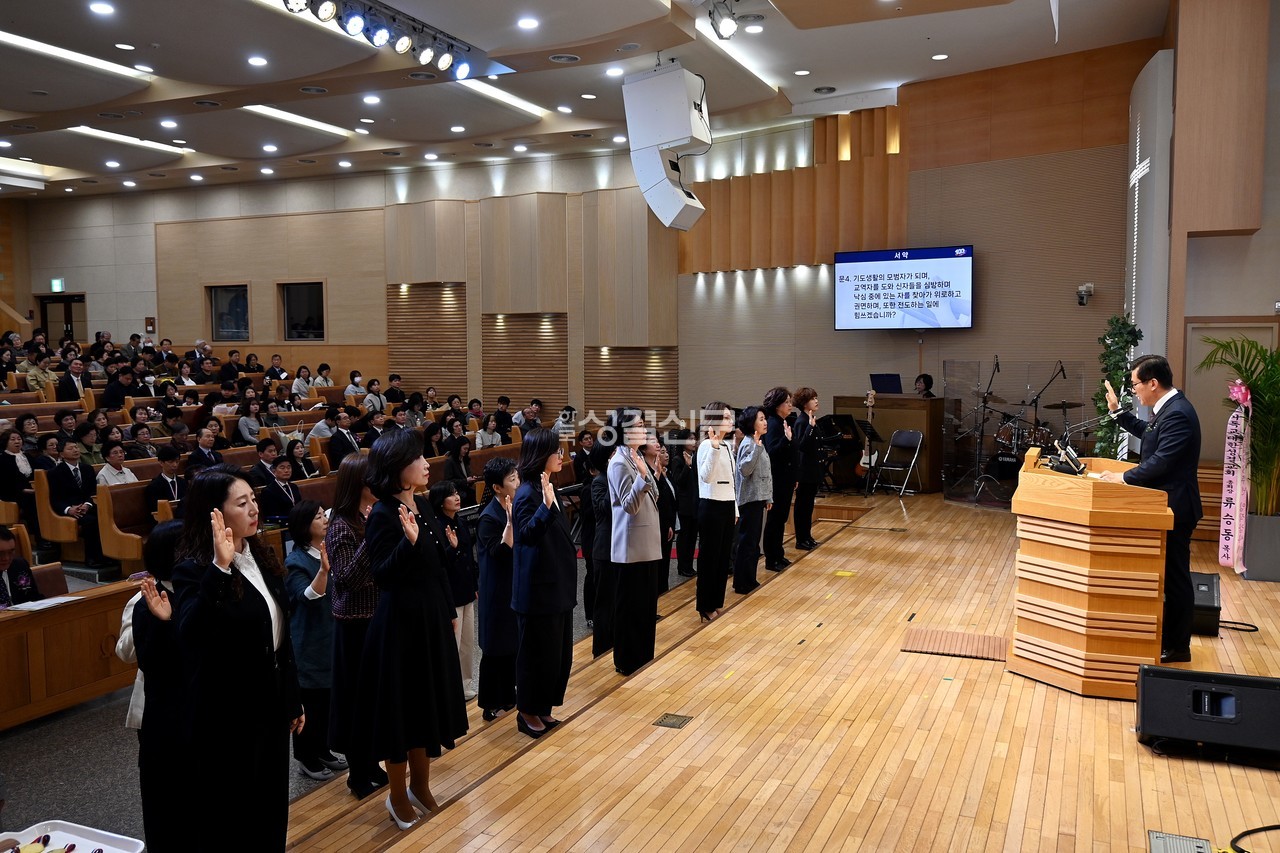 신덕교회는 창립 98주년을 맞아 4월 13일 임직감사예배를 드리고 새 일꾼들을 세웠다.