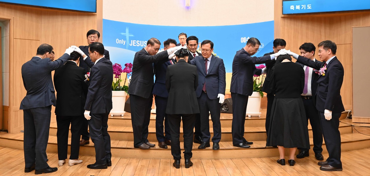 신임 권사들 축복 기도 장면.