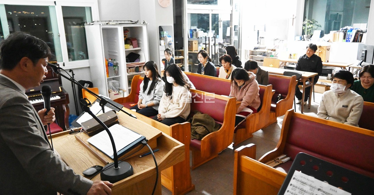 교회 현관 복도를 임시 예배처로 사용 중인 올바른교회. 수요예배를 드리고 있는 박천광 목사와 교인들.